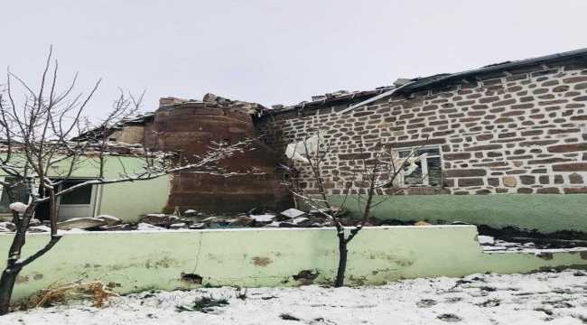 Kayseri'de yıldırım düşmesi sonucu hasar gören camide inceleme başlatıldı