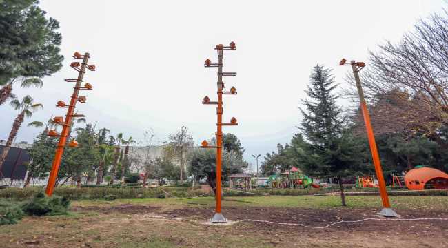 Kepez'de parklara kuş evleri yerleştiriliyor