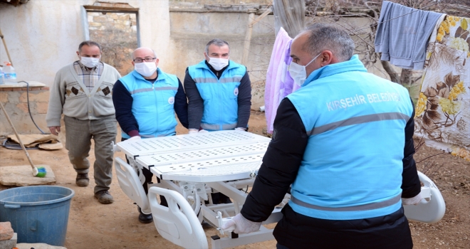 Kırşehir Belediyesinden muhtaçlara tıbbi malzeme ve cihaz desteği