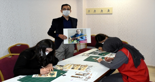 Kırşehir'de gençler Kovid-19 stresini kağıt rölyefle atıyor