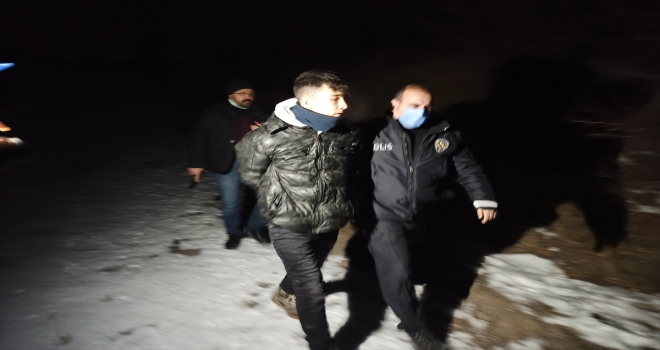 Kısıtlamayı ihlal eden genç, başka şüphelileri arayan polis ekibince yakalandı