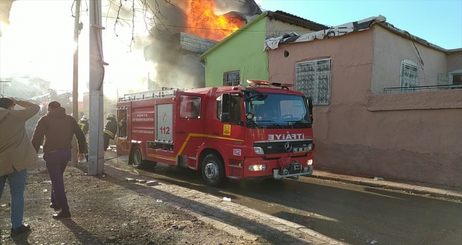 Konya'da evde çıkan yangında 3 yaşındaki çocuk alevlerin arasından kurtarıldı