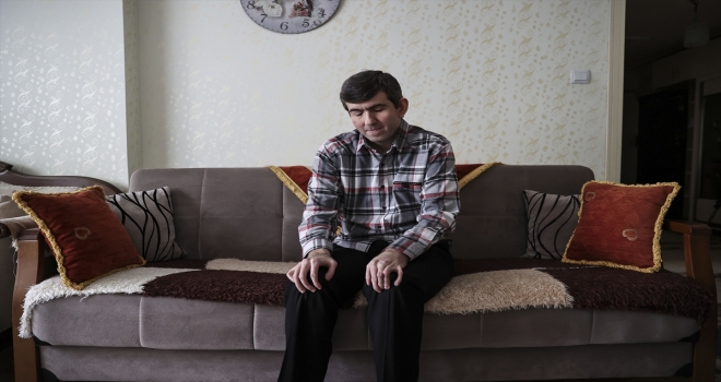 KORONAVİRÜSLE DEĞİŞEN HAYAT: Görme engelli öğretmen derslerinde radyo efektleri kullanıyor, teneffüslerde konser veriyor