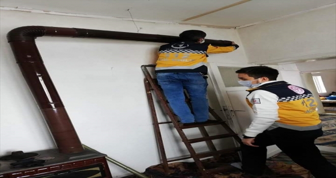 Kovid-19 aşısı için ilçeye giden sağlık ekibi yaşlı çiftin sobasını kurdu