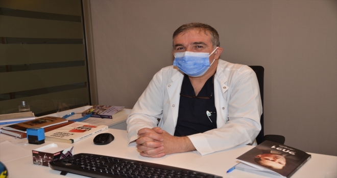 Kovid-19'dan 42 gün yoğun bakımda yatan hasta, iyileşince yeni doğan bebeğini kucağına aldı