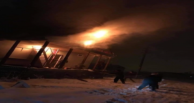 Koyulhisar'da bir evin çatısında çıkan yangında hasar oluştu