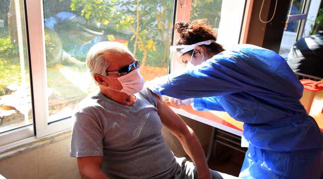Mersin'de huzurevleri ve bakımevleri sakinleri ile personeline Kovid-19 aşısı yapılıyor