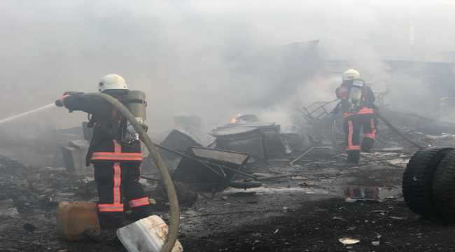 Sanayi sitesi hurdalığında yangın çıktı