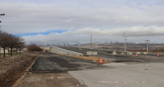 Niğde'de otomobil inşaat halindeki köprünün duvarına çarptı: 3 ölü