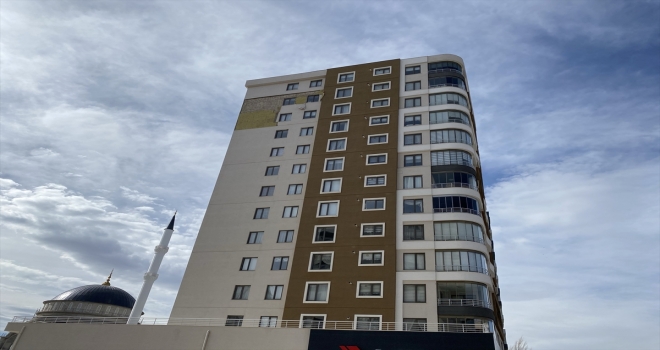 Niğde'de şiddetli rüzgar binanın dış cephe kaplamasını kopardı