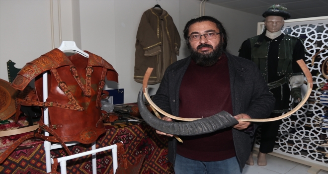 Osman usta, geleneksel Türk yayı ve okunu gelecek kuşaklara aktarıyor