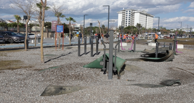 Rüzgar ve sağanaktan zarar gören Konyaaltı Sahili'nde onarım ve temizlik yapılıyor