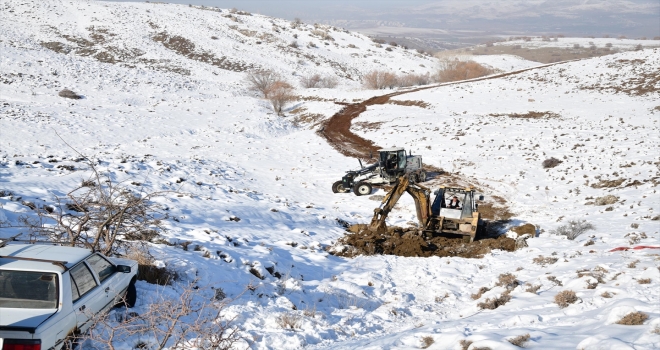 Şarampole yuvarlanan araçtakiler, Mamak Belediyesi ekiplerince kurtarıldı 
