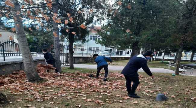 Seydişehir'de bazı gençler camilerde temizlik yapıyor