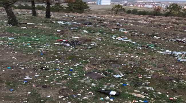 Seydişehirli bisikletçiler, piknik alanında çöp topladı