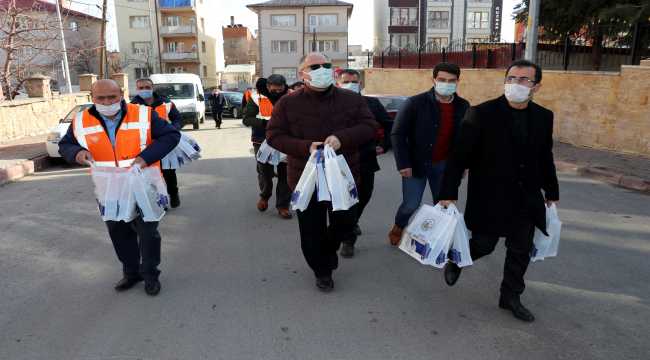 Belediye çocuklar için 10 bin eve hediye paketi dağıttı
