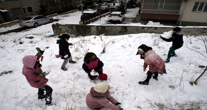 Sivas'ta çocuklar tahtadan yaptıkları kızaklarla karın keyfini çıkarıyor