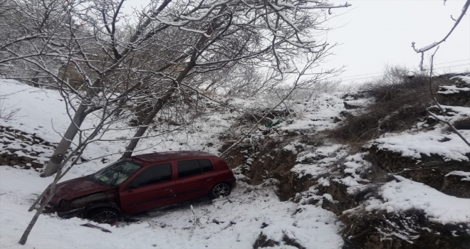 Sivas'ta devrilen otomobildeki 4 kişi yaralandı