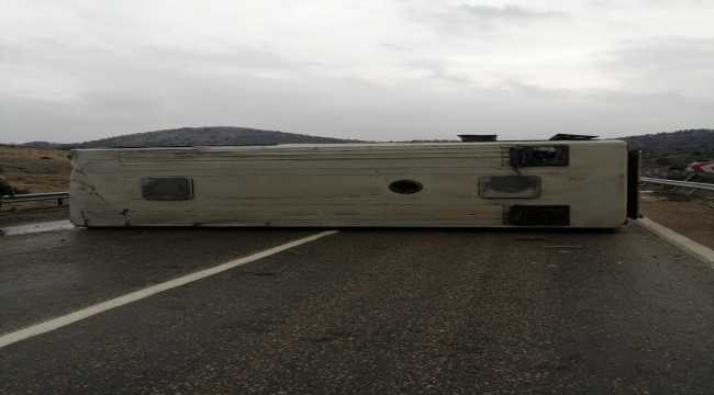 Sivas'ta işçi servis midibüsü devrildi: 1 yaralı