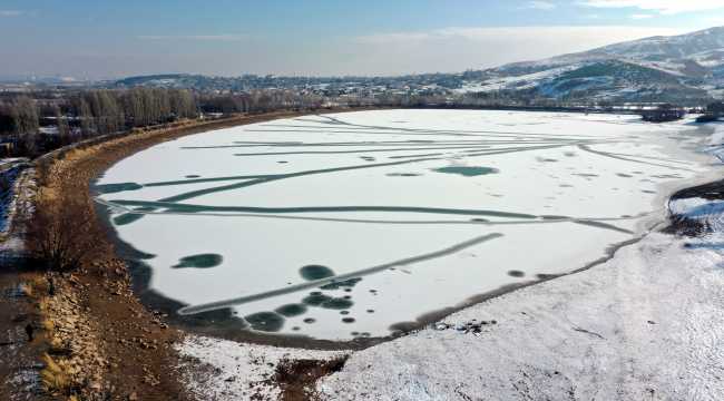 Sivas'ta Kızılırmak Nehri kısmen buz tuttu