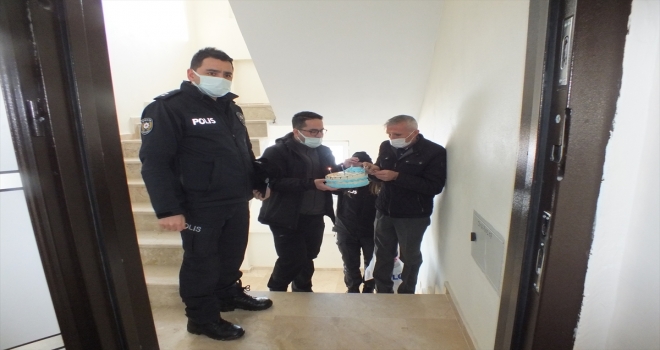 Sivas'ta polisten yürüme engelli Buğra'ya doğum günü sürprizi