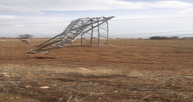 Sivas'ta rüzgar demir elektrik direklerini eğdi 