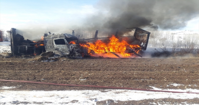 Sivas'ta tekstil malzemesi yüklü tır yandı