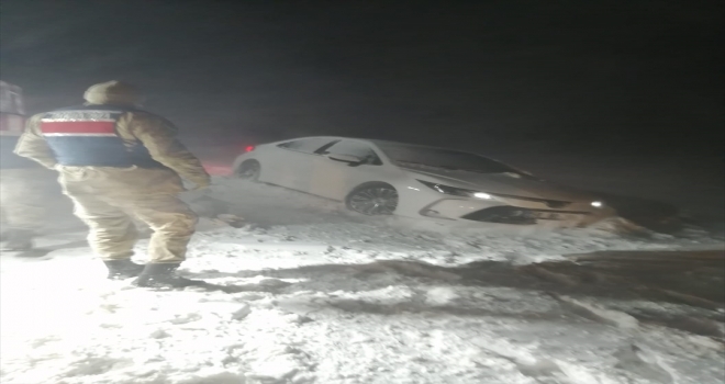 Sivas'ta tipide mahsur kalan 7 kişiyi karla mücadele ekipleri ve jandarma kurtardı