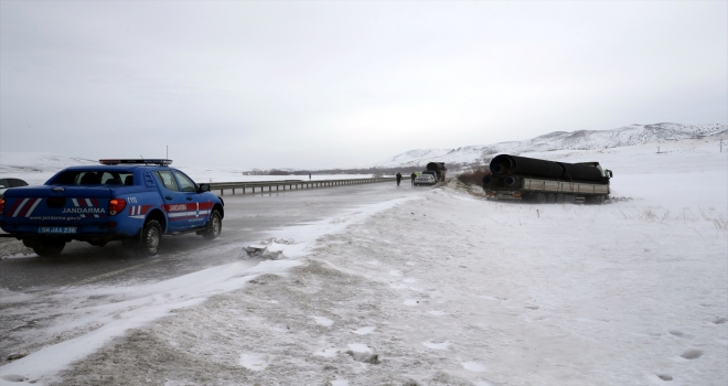 Sivas'ta tıra arkadan çarpan ambulanstaki hemşire öldü, şoför yaralandı