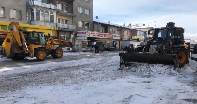 Ulaş'ta belediye ekipleri kar temizleme çalışmasına başladı