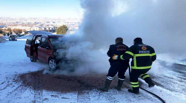 Ürgüp'te seyir halindeki araç yandı