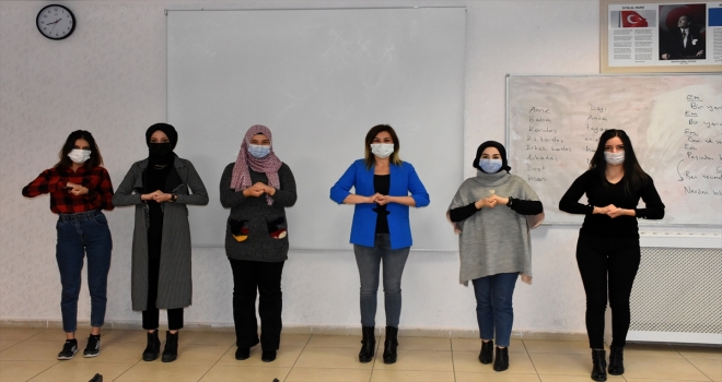 Yetiştirdiği kursiyerler, işitme engelli ve dilsizlere 