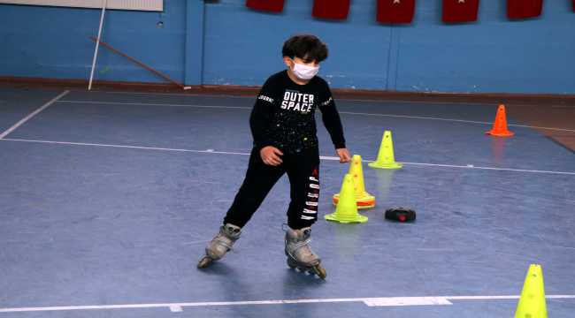 Kayakçılar, paten ve tekerlekli kayakla çalışıyor