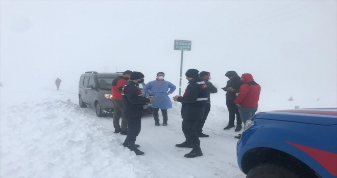 Yozgat'ta araçları kara saplanan filyasyon görevlilerini özel idare ve jandarma ekipleri kurtardı
