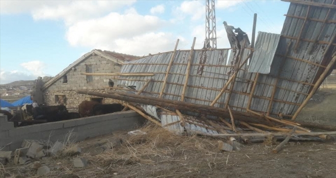 Yozgat'ta şiddetli rüzgar ahırın çatısını uçurdu
