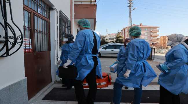 Yurt genelindeki 90 yaş ve üstü evlerinde aşılanıyor