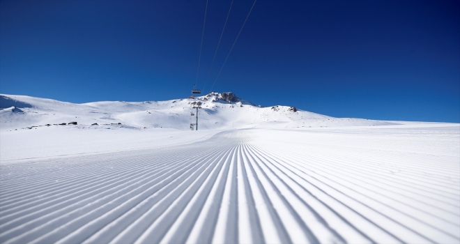 Adrenalin tutkunu kayakseverler, 3 bin 400 rakımlı Ottoman Tesisi'ni tercih ediyor