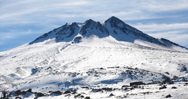 Aksaray'da, Yunus Emre ve Türkçe Yılı etkinlikleri kapsamında Hasan Dağı'na tırmanış yapıldı