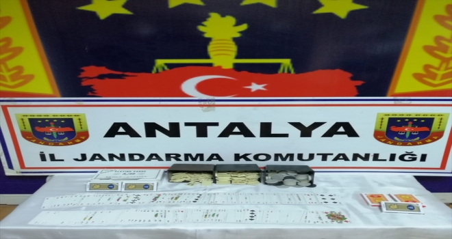 Antalya'da kumar oynayan ve Kovid-19 tedbirlerine uymayan 5 kişiye para cezası verildi