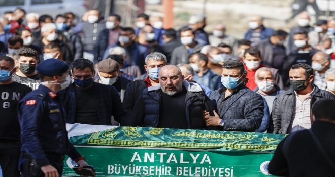 Antalya'da trafik kazasında ölen 6 kişinin cenazeleri toprağa verildi