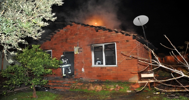 Antalya'da yangında mahsur kalan kişiyi bekçiler kurtardı