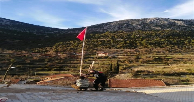 Antalya'da yıpranan bayrak jandarma ekiplerince yenisiyle değiştirildi