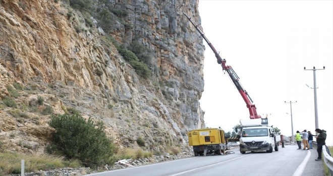 Antalya-Mersin kara yolunda kontrollü patlama gerçekleştirildi