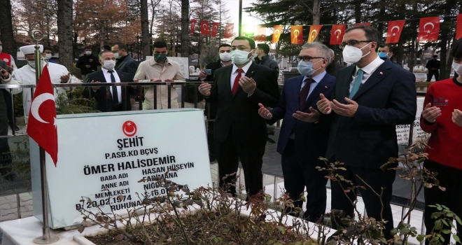 Bakan Kasapoğlu, şehit Ömer Halisdemir'in kabrini ziyaret etti