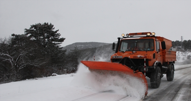 Beypazarı'nda karayolları ekipleri yolları açık tutmak için seferber oldu