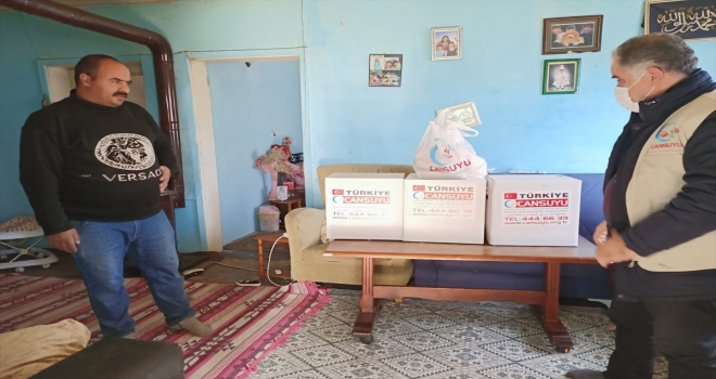 Cansuyu Derneğinden engelli çocuklarına bakmak için kağıt toplayan babaya yardım