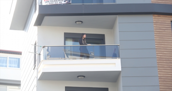 Çocuğu kapıyı kilitleyince balkonda mahsur kalan kadını itfaiye kurtardı