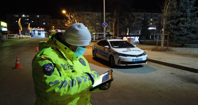 Çubuk’ta polisler sokağa çıkma kısıtlaması kapsamında denetim yaptı 