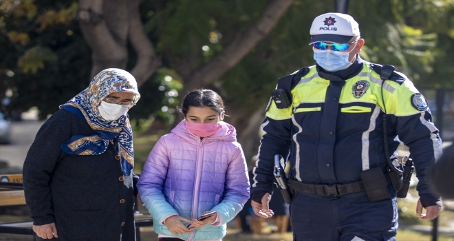 Dolandırıcıların telefon mesajı tuzağına düşen babaanne ile torununun yardımına polisler koştu