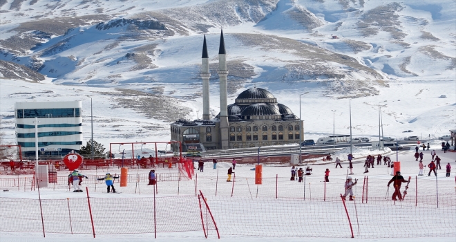 Erciyes'te yerli ve yabancı ziyaretçiler, pistlerde yoğunluk oluşturdu